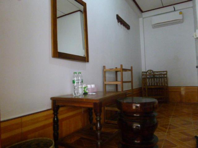 Khamphouy Guesthouse Champasak Exterior photo
